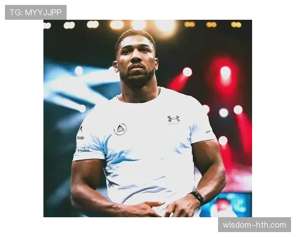 安东尼·约书亚机场背个小包，掏出来的东西能顶我十年工资